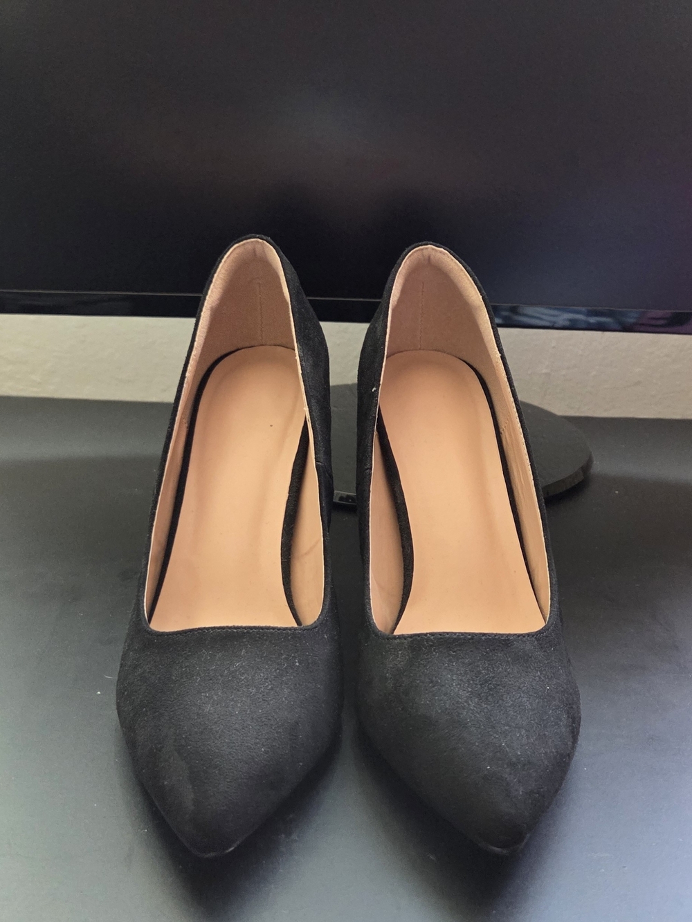 Classic Black Pointed-Toe Women's Pumps (9)